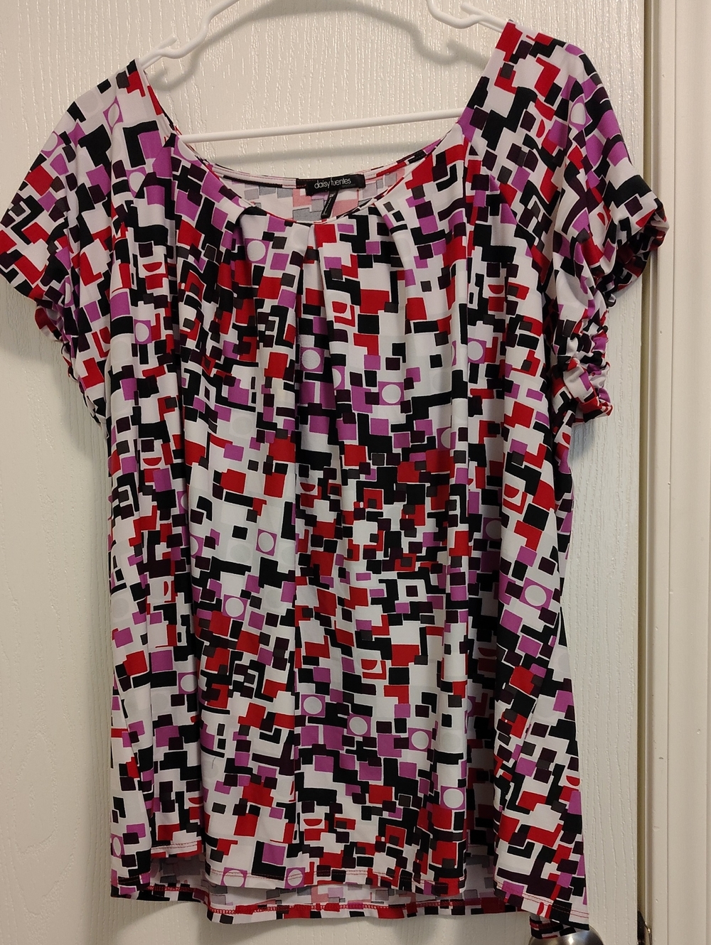 Daisy Fuentes White Geometric Print Short Sleeve Top with Red & Purple Accents